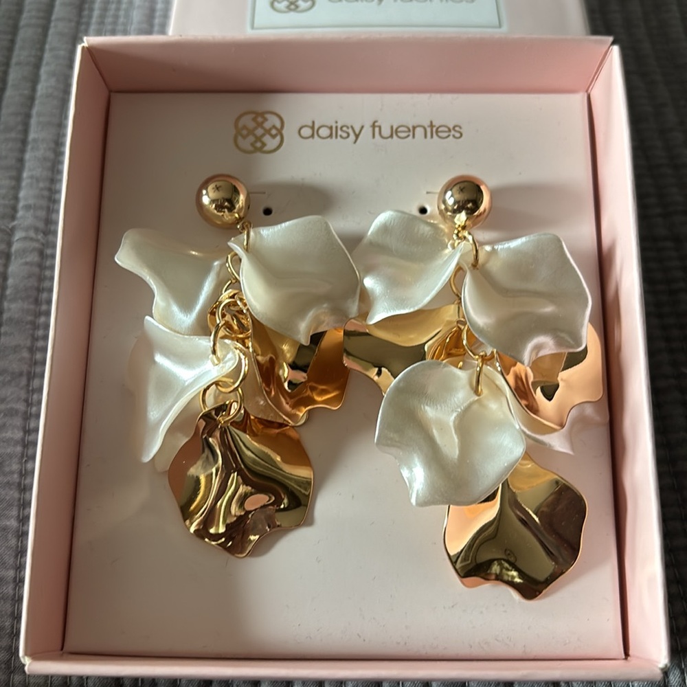 Daisy Fuentes 🕊️ 🐚 shell and gold drop earrings 
New with Box